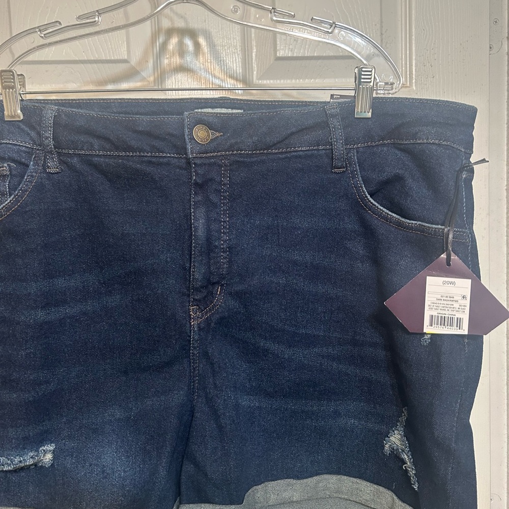 #203- NWT Ava and Viv Dark  Blue Distressed Women's Jean Shorts- size 20w - Picture 2 of 6